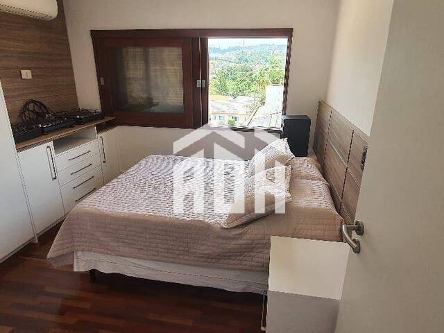 Casa para Venda em Santana de Parnaíba - 3