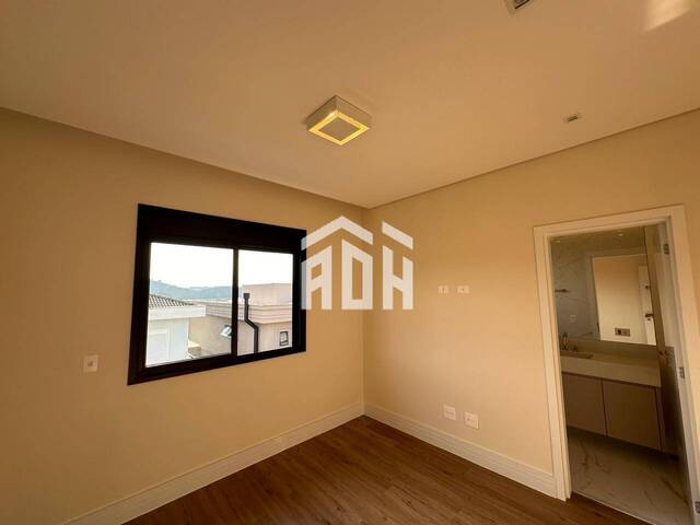 Casa para Venda em Santana de Parnaíba - 5