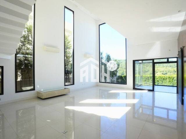 #654 - Casa para Venda em Santana de Parnaíba - SP